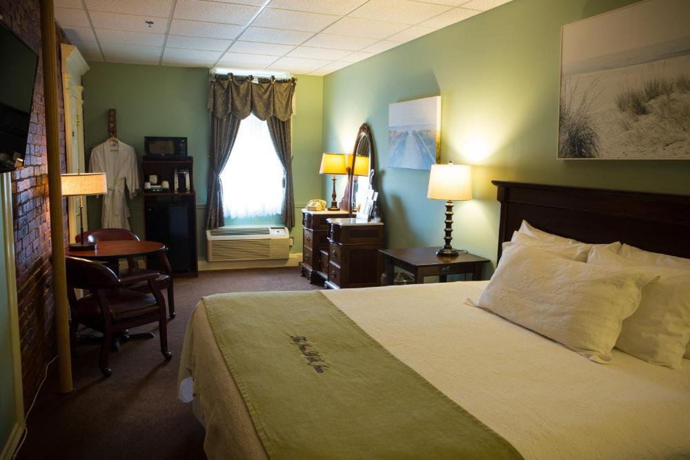 Superior King Room with Spa Bath interior