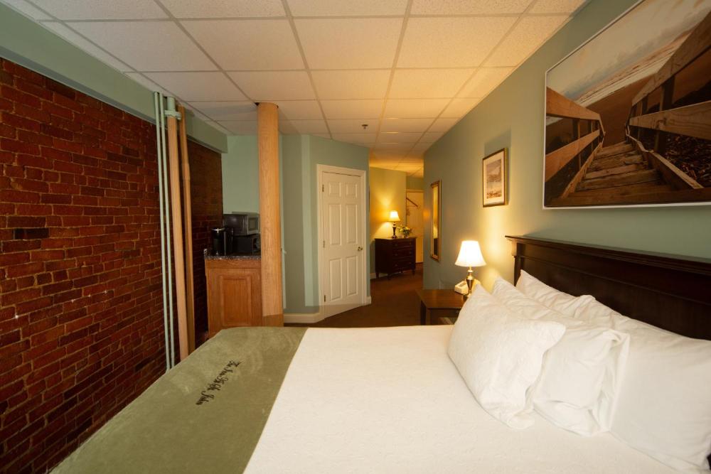 Superior Queen Room with Spa Bath interior